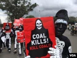 At least 100 protesters, some dressed in skeleton costumes, rally in the streets of Nairobi, Kenya, June 5, 2018, against government plans to construct a coal power plant in the city of Lamu. (M. Yusuf/VOA)