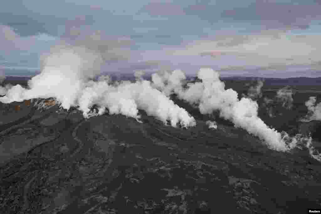 Iceland's Meteorological Office on Friday downgraded its volcano alert level to orange from red and said a small eruption that started during the night is not a threat to aviation. Aug. 29, 2014.