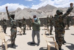 Perdana Menteri Narendra Modi berbincang dengan para tentara saat mengunjungi Ladakh, di kawasan Himalaya, 3 Juli 2020.