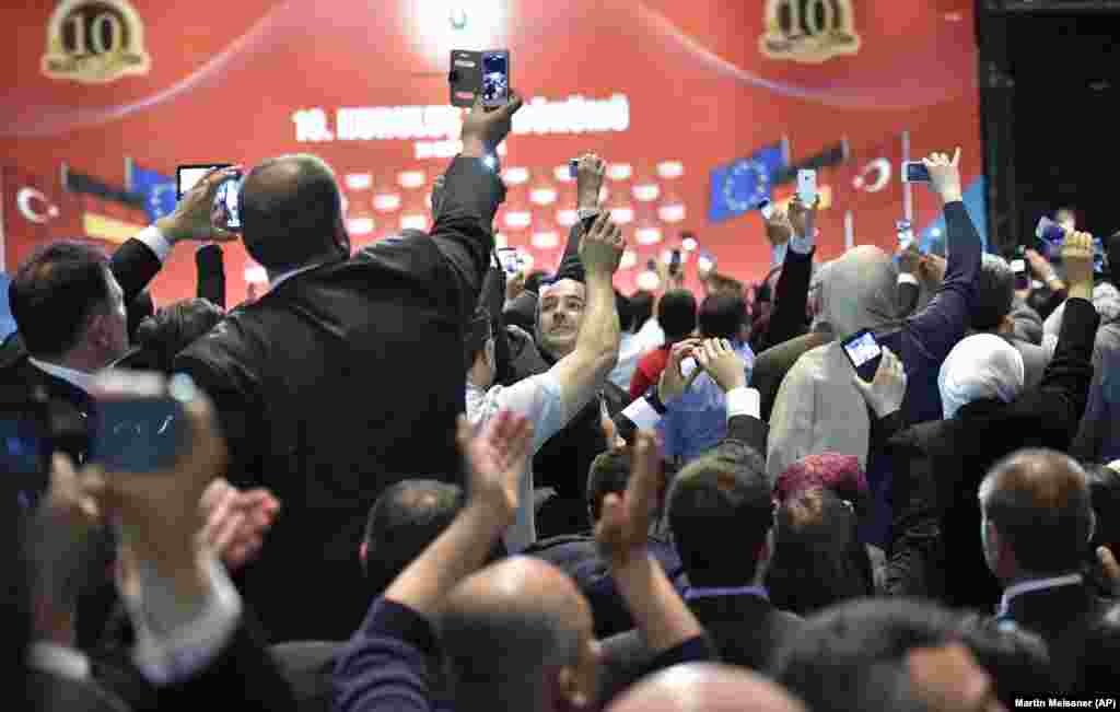 Erdoğan&#39;ın konuşması sırasında cep telefonuyla fotoğraflayan bir kişi