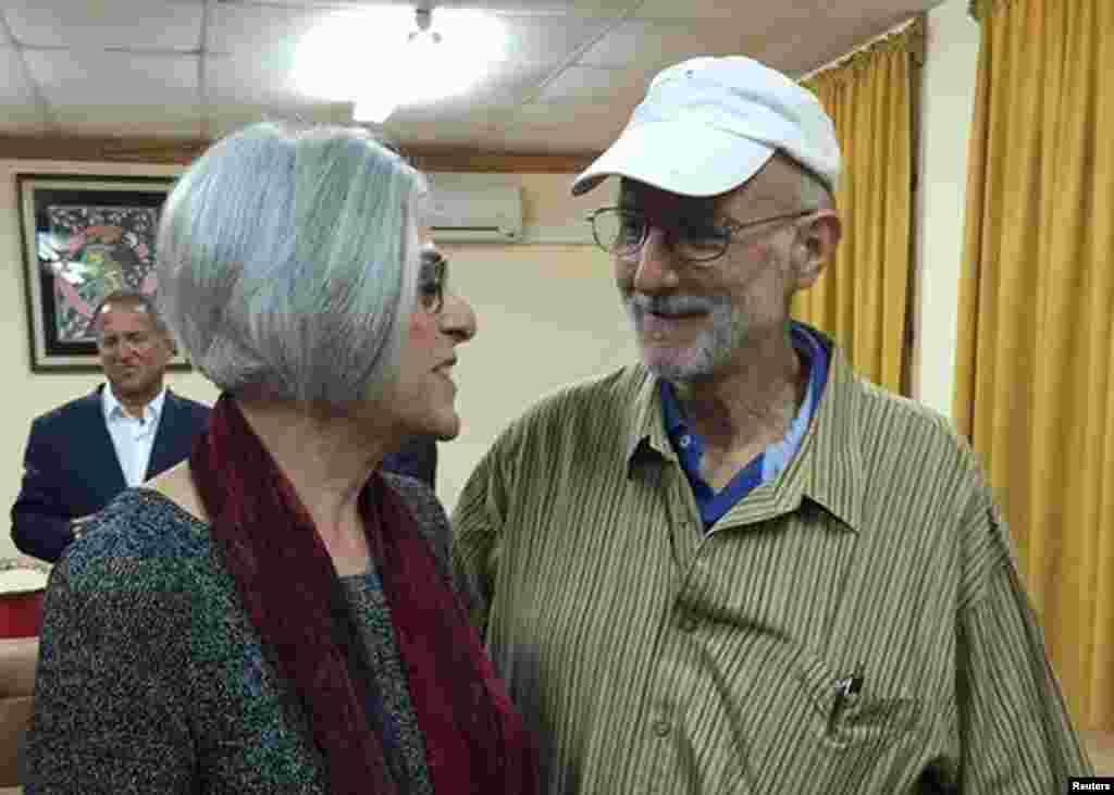 آلن گروس، شهروند آمريکايی که به مدت ۵ سال را در زندان های کوبا گذراند، پيش از ترک کوبا با همسرش جودی &nbsp;گفتگو می کند&nbsp;&nbsp;-- ۲۶ آذر ۱۳۹۳ (۱۷ دسامبر ۲۰۱۴)