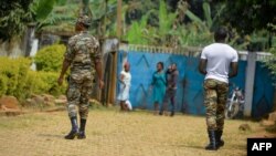 Des soldats à Bafut, dans la région anglophone du nord-ouest du Cameroun, le 15 novembre 2017.