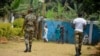 ARCHIVES - Des soldats camerounais en patrouille à Bafut, dans la région anglophone du Nord-Ouest du Cameroun, le 15 novembre 2017.