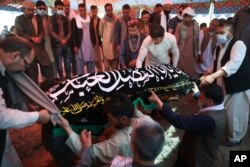 تشیع جنازه یک هزاره قربانی حملات طالبان (آرشیو)
