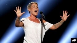 ARCHIVO - En esta foto de archivo del 28 de enero de 2018, Pink interpreta "Wild Hearts Can not Be Broken" en los 60º premios Grammy anuales en el Madison Square Garden de Nueva York. Pink fue ingresada en un hospital de Sydney el lunes 6 de agosto con un virus, lo que la obligó a posponer un segundo programa, dijo su promotor. (Foto: Matt Sayles / Invision / AP, archivo)