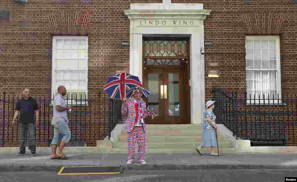 A royal supporter stands outside the Lindo Wing of St Mary&#39;s Hospital, where Britain&#39;s Catherine, Duchess of Cambridge is due to give birth, in London July 19, 2013.