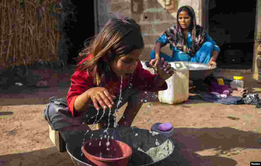 پاکستان میں افغان پناہ گزین تین دہائیوں سے زائد عرصے سے آباد ہیں۔