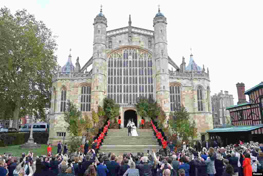 2018年10月12日，英国温莎城堡圣乔治教堂，英国公主尤金妮和布鲁克斯班克举行婚礼。