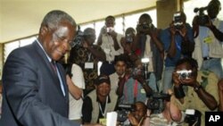 Afonso Dhlakama, líder da Renamo, a votar (Arquivo)