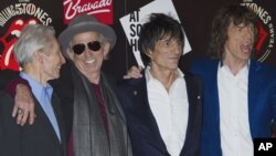 Dari kiri ke kanan: Charlie Watts, Keith Richards, Ron Woods dan Mick Jagger dari Rolling Stones berfoto di London beberapa waktu yang lalu. (Foto: Dok)