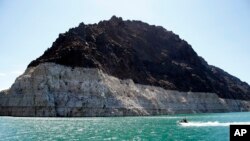 Cuando el lago está lleno, sus aguas se elevan a más de 370 metros sobre el nivel del mar. Actualmente tiene solo 327 metros.