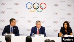 Le président du CIO Thomas Bach avec le maire de Los Angeles Eric Garcetti et la maire de Paris Anne Hidalgo, à Lausanne, le 11 juillet 2017.