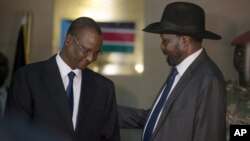 Le Vice-Président sud soudanais Taban Deng Gai (G) et le président Salva Kiir au palais présidentiel à Juba, le 26 Juillet 2016.