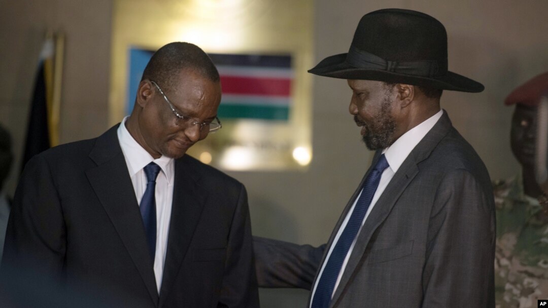 FILE - South Sudan's First Vice President Taban Den Gai (L) speaks with President Salva Kiir after being sworn in, replacing opposition leader Riek Machar, at the presidential palace in Juba, South Sudan, July 26, 2016.