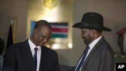 Makamu wa kwanza wa rais wa Sudan Kusini, Taban Deng Gai, kushoto akizungumza na rais Salva Kiir. Julai, 2016.