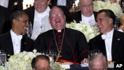 奧巴馬(左起)﹐天主教樞機主教杜蘭和羅姆尼(右)出席在紐約舉行的一個慈善晚宴。