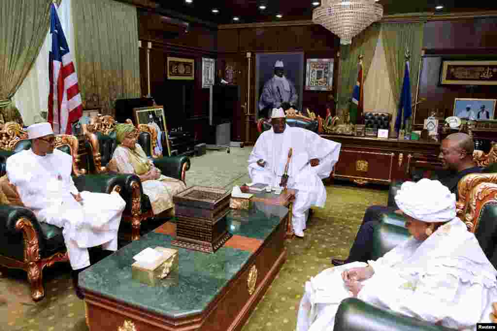 Le président nigérian Muhammadu Buhari et la présidente du Libéria, Ellen Johnson Sirleaf, rencontrent le président de la Gambie, Yahya Jammeh, à Banjul, Gambie, 13 janvier 2017. 