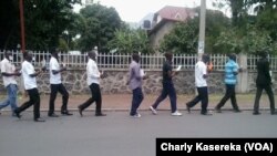 Les membres de la LUCHA lors d'une marche pacifique mardi15 mars à Goma Mains liées et bouche bandée en signe de solidarité avec leur camarades arretés à Kinshasa et à Goma, sur une route en plein centre ville de Goma