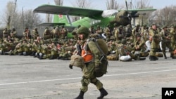 Российские десантники во время военных маневров