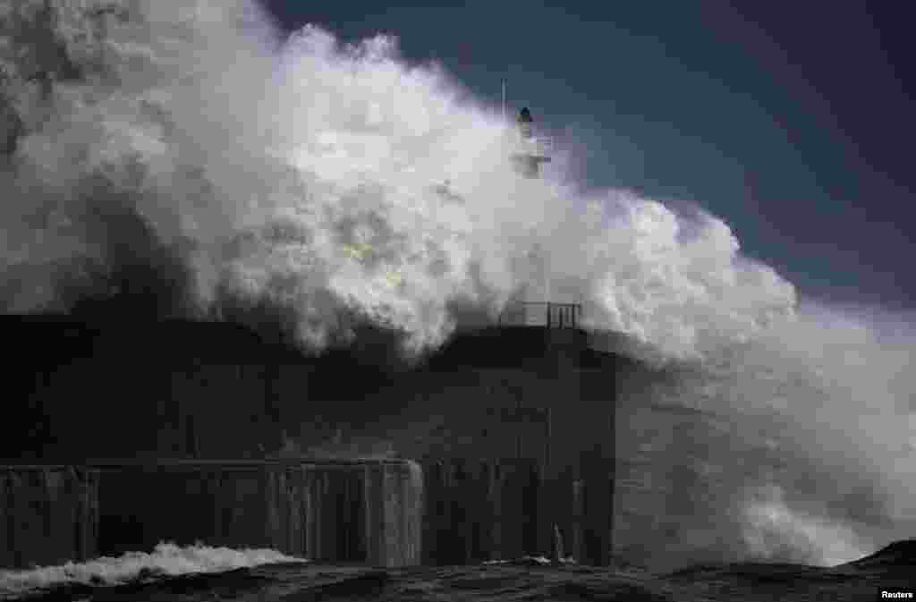 Sóng khổng lồ ập vào một mặt tiền hướng biển của thị trấn San Esteban de Pravia ở vùng Asturias phía bắc Tây Ban Nha.