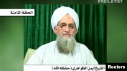 Foto yang diambil dari situs militan dan dirilis oleh IntelCenter ini menggambarkan pemimpin al-Qaida, Ayman al-Zawahiri sedang mengumumkan penyanderaan Warren Weinstein (Foto: dok).
