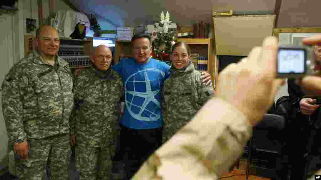 Diễn viên Robin Williams chụp ảnh với binh sĩ Mỹ tại một căn cứ Mỹ ở Kabul, Afghanistan, ngày 20/12/2007.