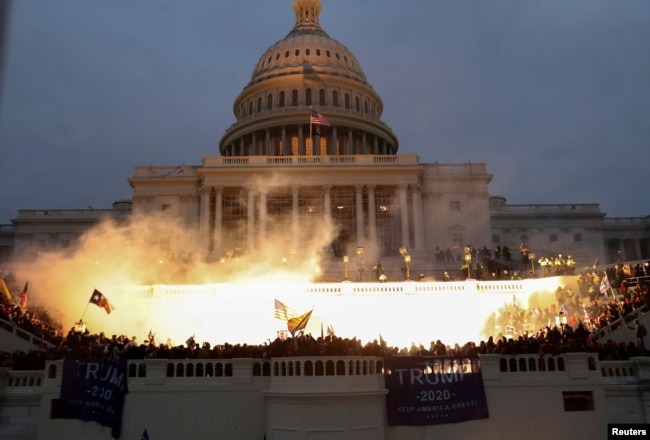 Đám đông ủng hộ ông Trump tràn vào Điện Capitol sau bài phát biểu của ông hôm 6/1