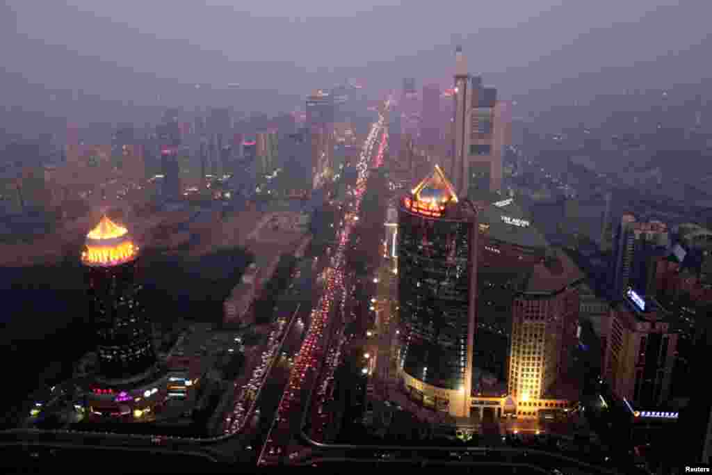 Gedung-gedung pencakar langit di Beijing diselimuti oleh kabut dan asap akibat polusi (foto: Oktober 2011). 