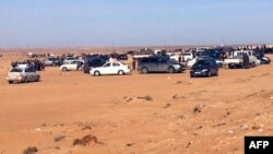 Les déplacés de la ville de Taouarga , dans l'ouest du pays, attendent près de leurs voitures pour entrer dans la ville, située à environ 250 kilomètres à l'est de la capitale Tripoli, Libye, 1er février 2018.