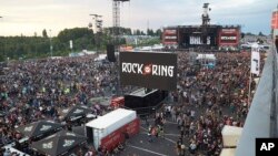 El popular festival Rock am Ring en las afueras de Nuerburg, Alemania, fue cancelado por una posible amenaza terrorista. 