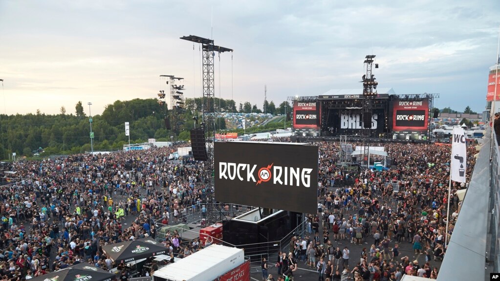 Khán giả rời lễ hội âm nhạc Rock am Ring bên ngoài thành phố Nuerburg, Đức, ngày 2/6/17