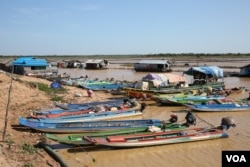 Small boats float near ashore in Chong Kneas, Siem Reap on December 4, 2015. Chong Kneas is known as the floating village on Tonle Sap lake where most people in this village earn a living by fishing. (Nov Povleakhena/VOA Khmer)
