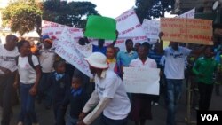 National Railways of Zimbabwe workers stage protests in Harare, May 20, 2016. (Photo: Thomas Chiripasi)