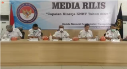 Ketua KNKT Soerjanto Tjahjono (tengah) bersama jajarannya saat konferensi pers di Jakarta, Senin (20/12/2021). (VOA/Sasmito)