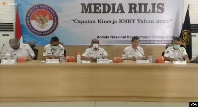 Ketua KNKT Soerjanto Tjahjono (tengah) bersama jajarannya saat konferensi pers di Jakarta, Senin (20/12/2021). (VOA/Sasmito)