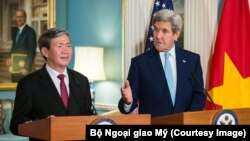 Ngoại trưởng Hoa Kỳ John Kerry và Thường trực Ban Bí thư Đảng Cộng sản Việt Nam Đinh Thế Huynh phát biểu trong một cuộc họp báo chung tại Bộ Ngoại giao Hoa Kỳ, thủ đô Washington, ngày 25 tháng 10 năm 2016 [Bộ Ngoại giao / Public Domain]