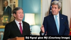 Ngoại trưởng Mỹ John Kerry và ông Đinh Thế Huynh phát biểu trước các phóng viên ở Bộ Ngoại giao Mỹ hôm 25/10. 