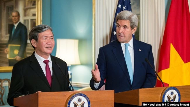 Äinh Tháº¿ Huynh vÃ  cÆ°u ngoáº¡i trÆ°á»Ÿng Má»¹, John Kerry, trong cuá»™c há»p bÃ¡o táº¡i D.C. há»“i thÃ¡ng 10, 2016. [State Department photo/ Public Domain]