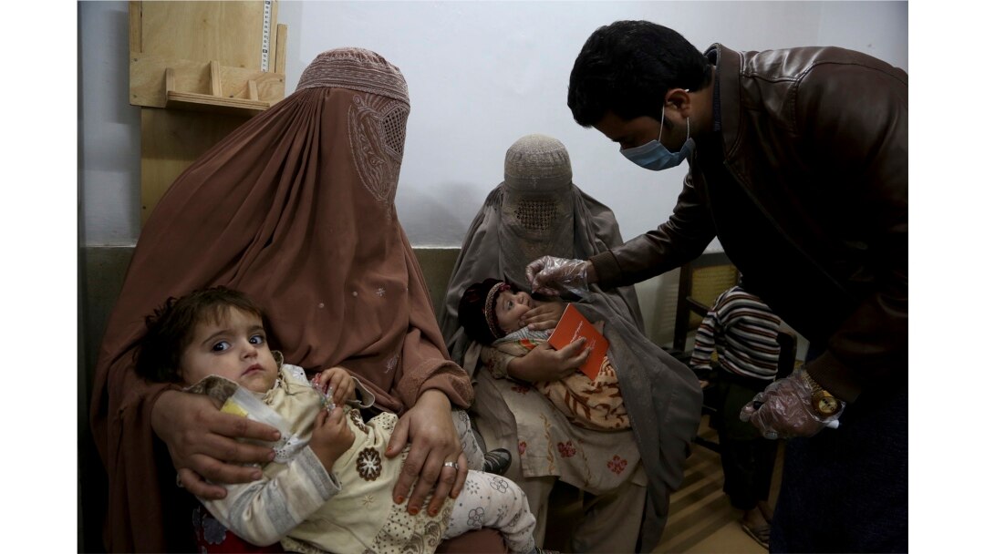 Seorang petugas kesehatan memberikan vaksin polio kepada seorang anak di sebuah klinik, di Peshawar, Pakistan, Selasa, 1 Desember 2020. (Foto: AP)