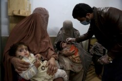 Anak-anak menerima imunisasi polio di Peshawar, Pakistan sebelum munculnya pandemi 1 Desember 2020 (foto: dok).