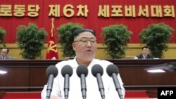 Lider Severne Koreje Kim Džong Un tokom obraćanja 8. aprila 2021. (Foto: AFP/KCNA via KNS)