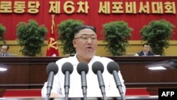 2021年4月8日朝鲜领导人金正恩在一个会议上致词