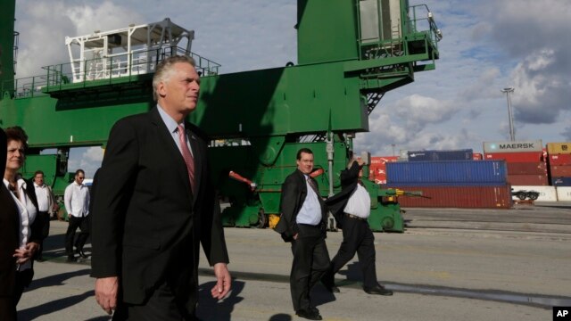 El gobernador de Virginia, Terry McAuliffe, junto a miembros de su delegación visitó el puerto del Mariel, cerca de La Habana, Cuba, el martes, 5 de enero de 2016.