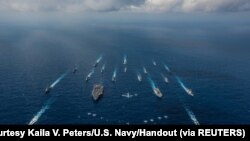 美國尼米茲級核動力航母“羅納德·里根號”,日本海上自衛隊“日向號”直升機驅逐艦,以及美日其他16艘戰艦在菲律賓海進行演習。（2018年11月8日）