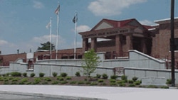 Gedung Cranston High School West di Rhode Island (foto: Wikipedia).
