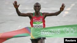 Le Kényan Eliud Kipchoge sur la ligne d'arrivée du marathon à Rio de Janeiro, Brésil, le 21 août 2016.