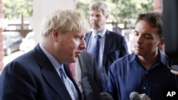 Ngoại trưởng Anh Boris Johnson (giữa), đến thăm một bệnh viện tại Yangoon, Myanmar, ngày 21 tháng 01 năm 2017. 