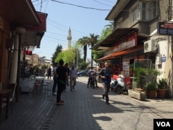 In Izmir's Basmane neighborhood in Turkey, many migrants found acceptance, April 6, 2016. (L. Ramirez/VOA)