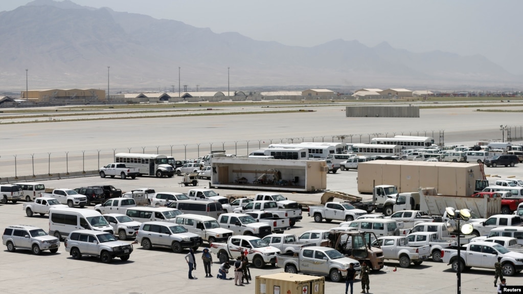在美军撤离位于阿富汗帕尔万省的巴格拉姆美国空军基地后，基地内停放的车辆。（路透社 2021年7月5日）(photo:VOA)