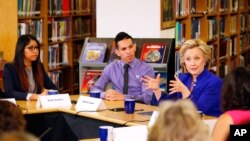Mantan Menteri Luar Negeri AS Hillary Clinton (kanan) berdiskusi mengenai isu imigrasi dengan murid-murid SMU di Las Vegas, Nevada sebagai bagian dari kampanye capres (5/5).